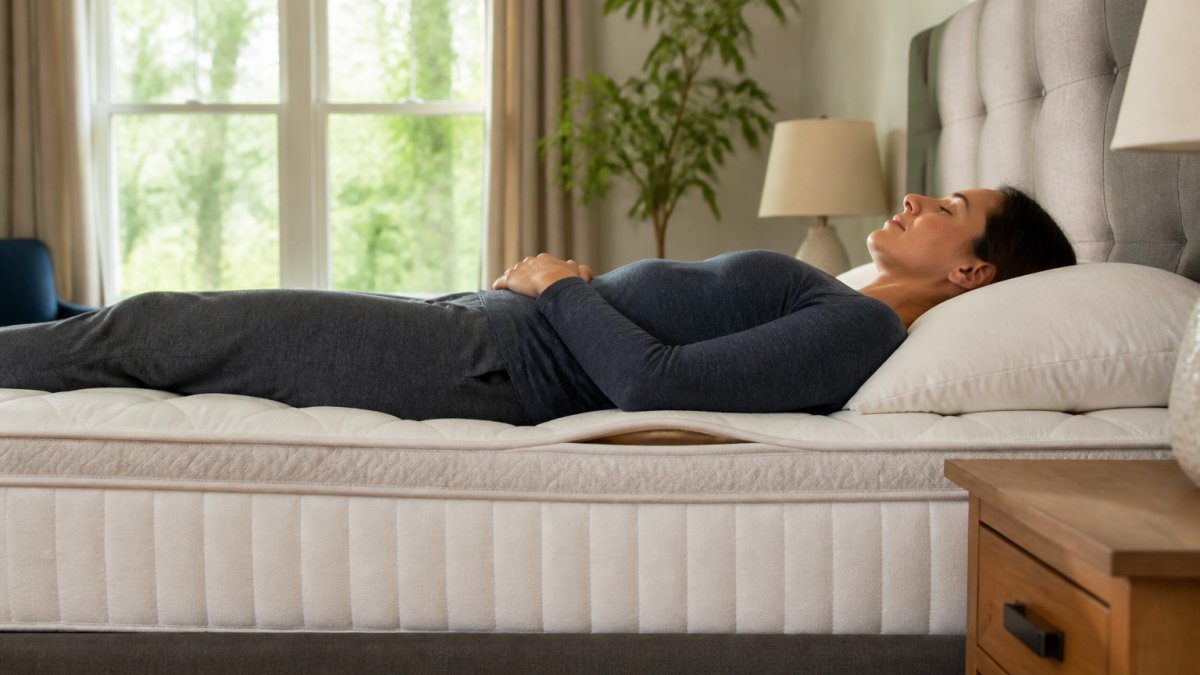 Diagram showing neutral spinal alignment on the best mattress for chronic lower back pain 2026.